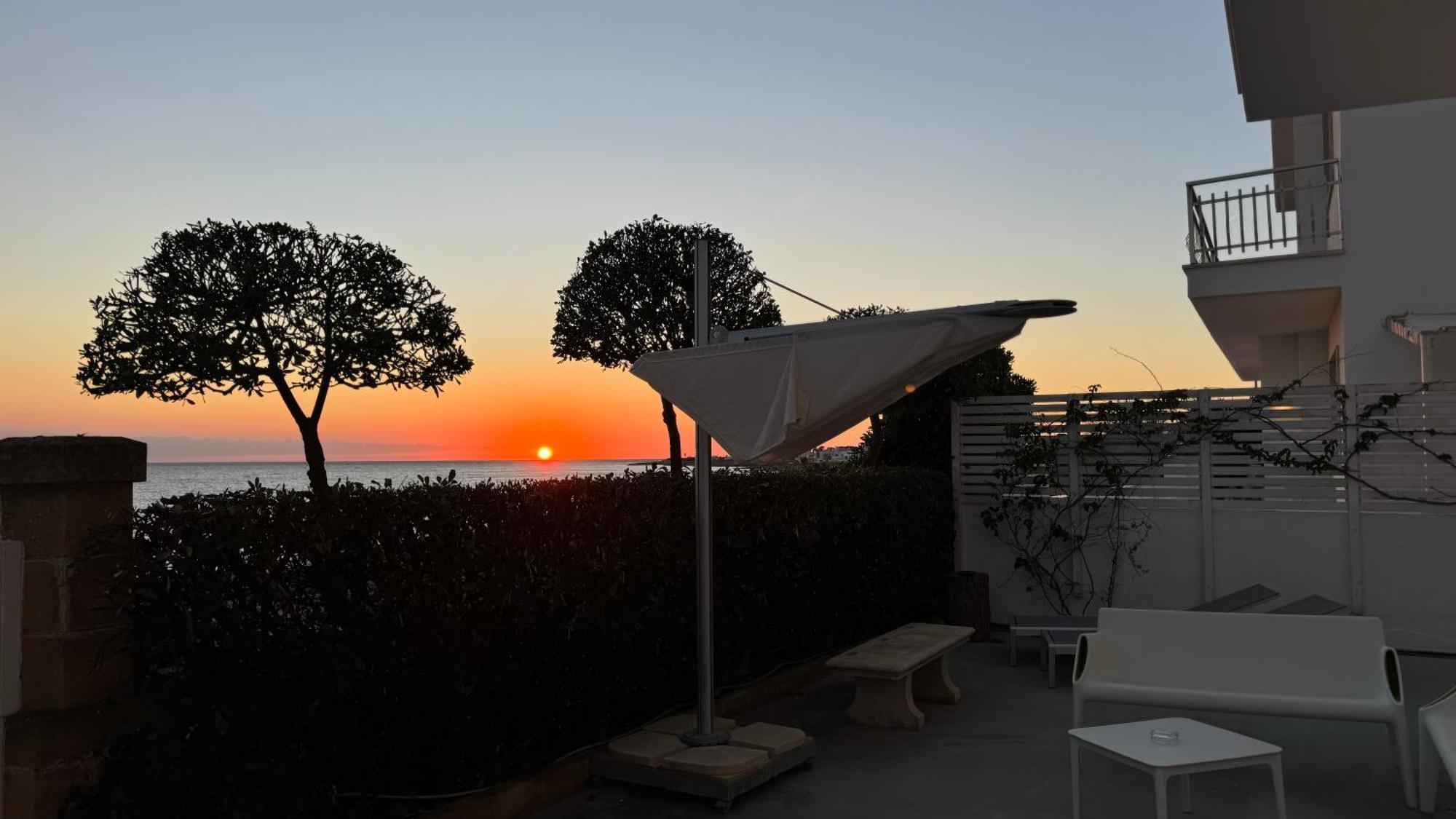 Sunset Bay Panzió Torre Suda Kültér fotó